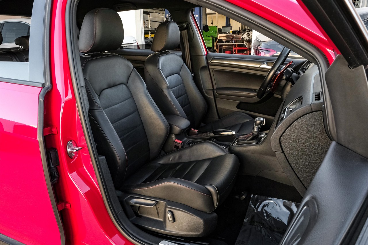 Volkswagen Golf GTI Vehicle Main Gallery Image 34