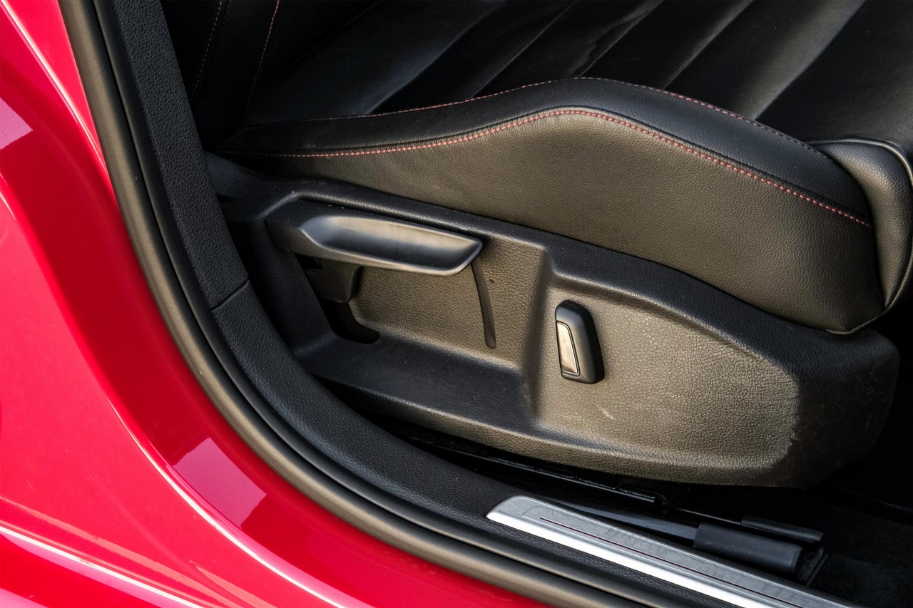 Volkswagen Golf GTI Vehicle Main Gallery Image 35