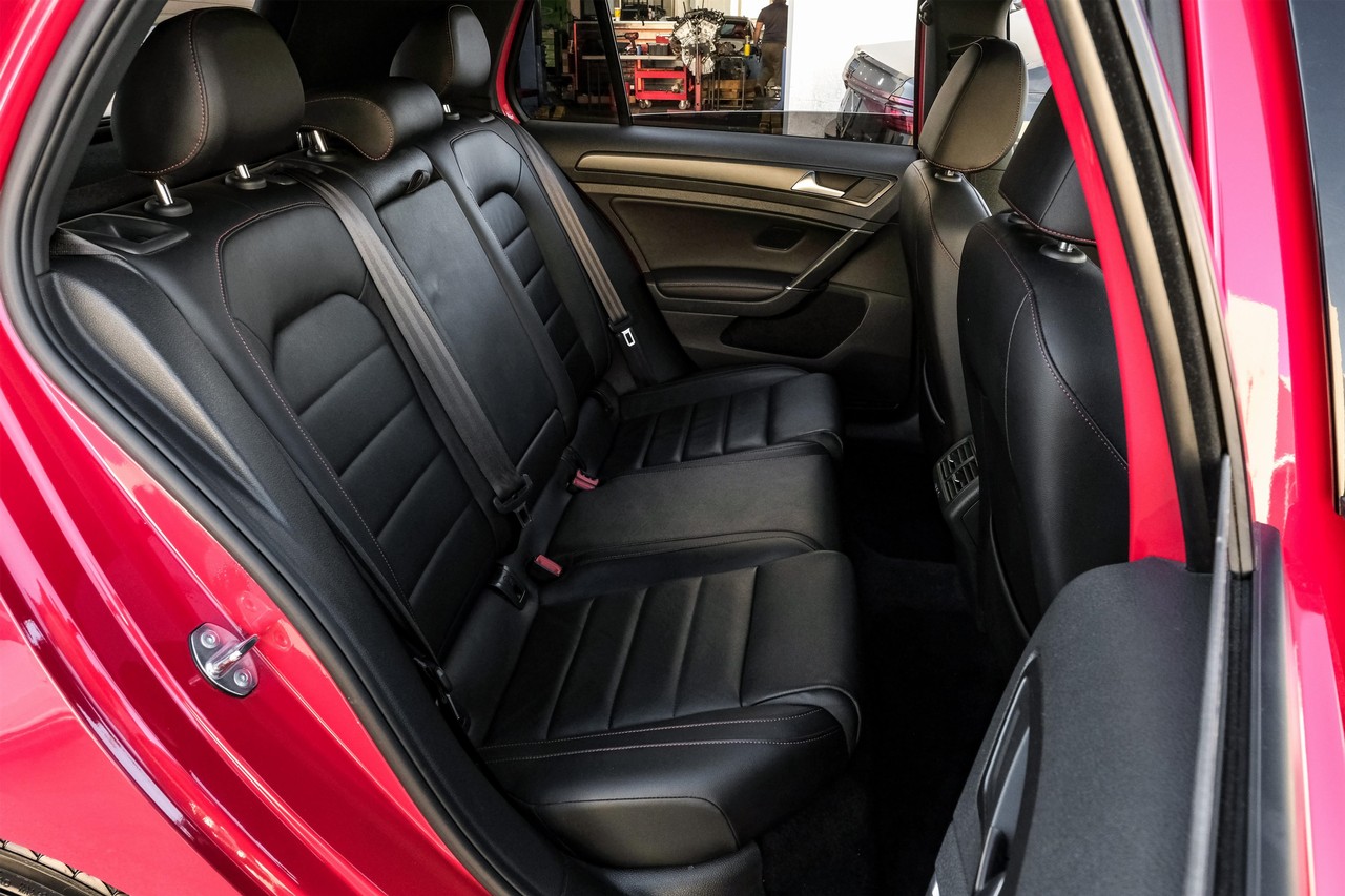 Volkswagen Golf GTI Vehicle Main Gallery Image 36