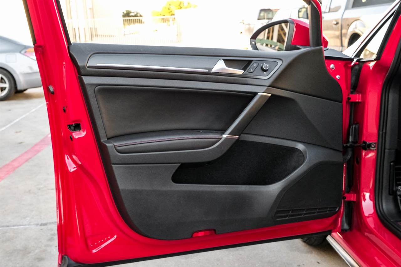 Volkswagen Golf GTI Vehicle Main Gallery Image 43