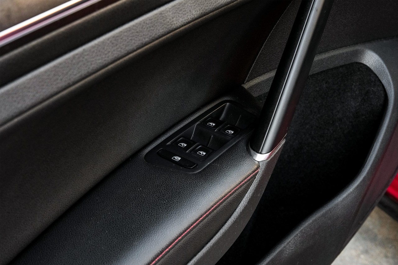 Volkswagen Golf GTI Vehicle Main Gallery Image 44