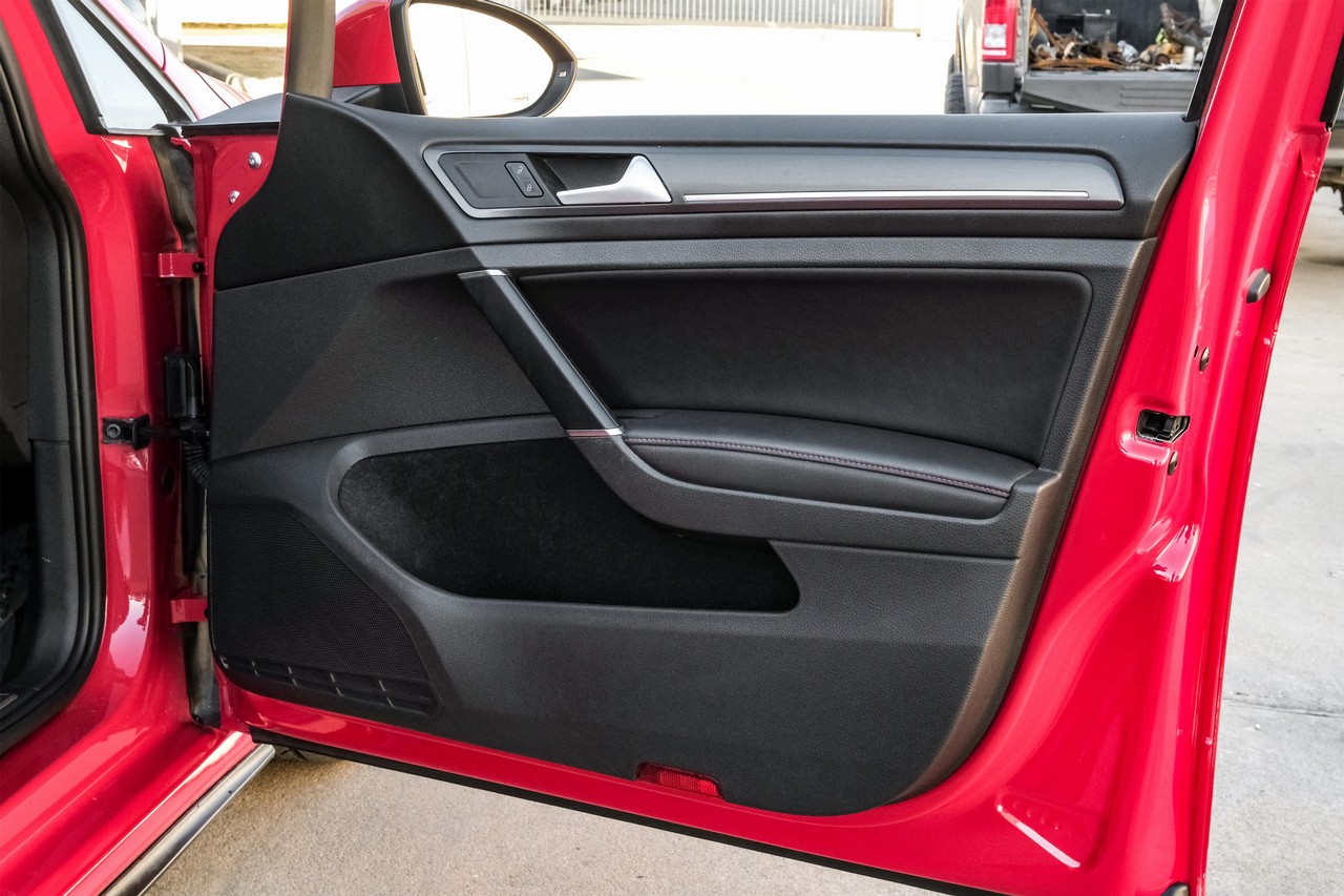 Volkswagen Golf GTI Vehicle Main Gallery Image 45