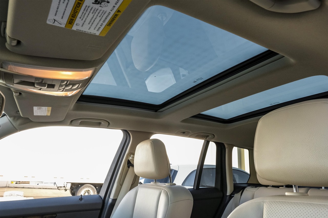 Mercedes-Benz GLK 350 Vehicle Main Gallery Image 05