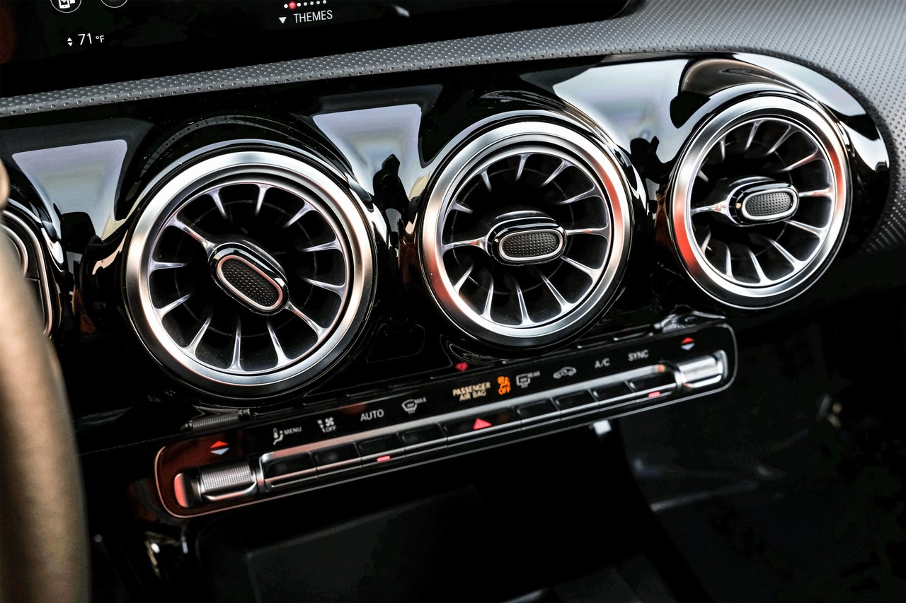 Mercedes-Benz A 220 Vehicle Main Gallery Image 27