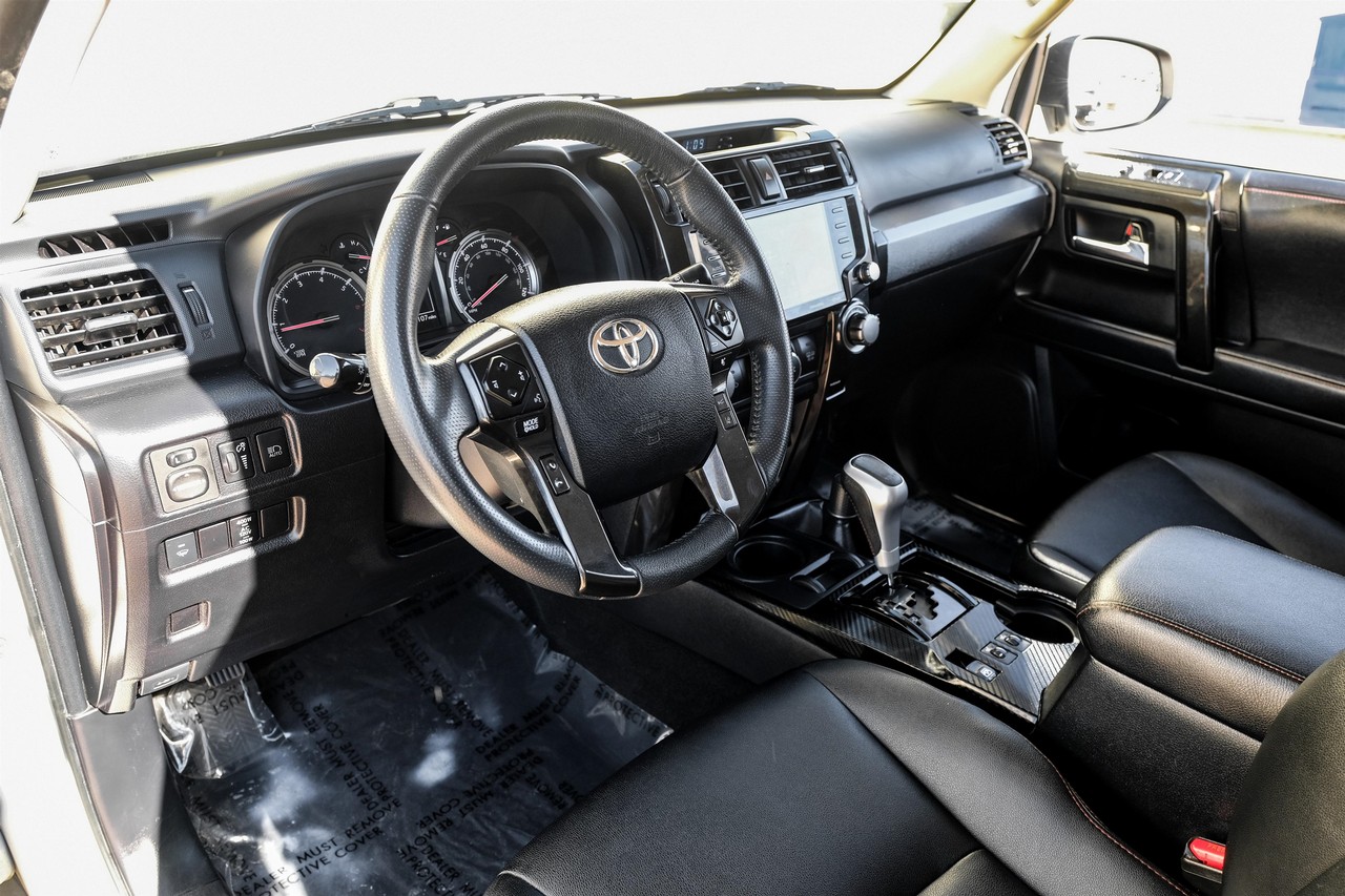 Toyota 4Runner Vehicle Main Gallery Image 03