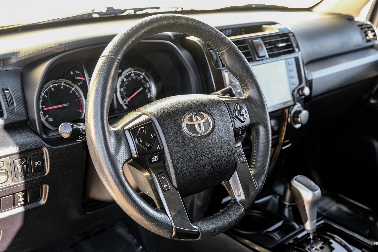 Toyota 4Runner Vehicle Main Gallery Image 15