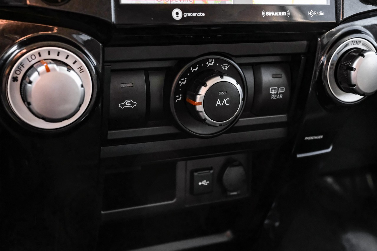 Toyota 4Runner Vehicle Main Gallery Image 24