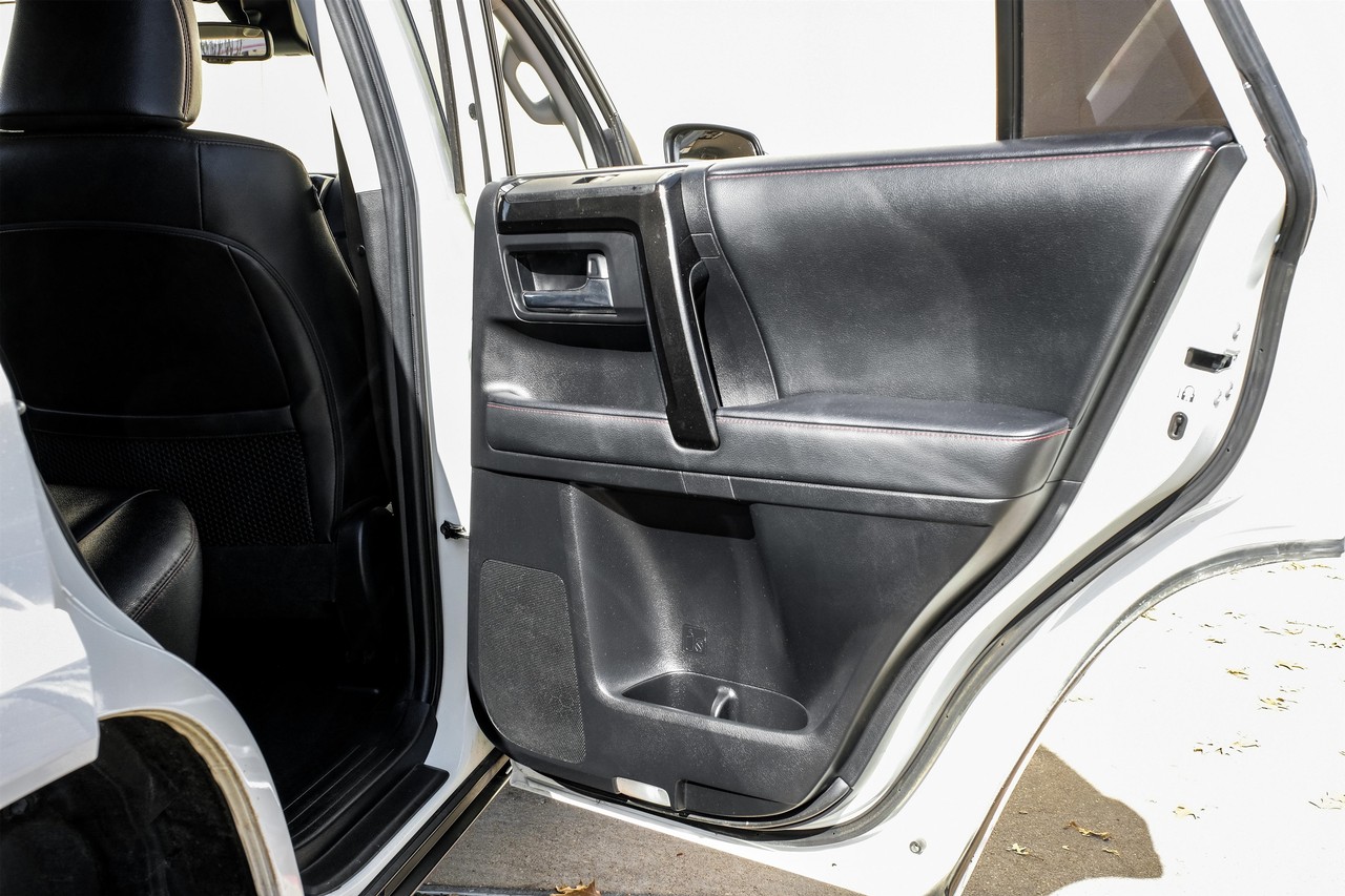 Toyota 4Runner Vehicle Main Gallery Image 43