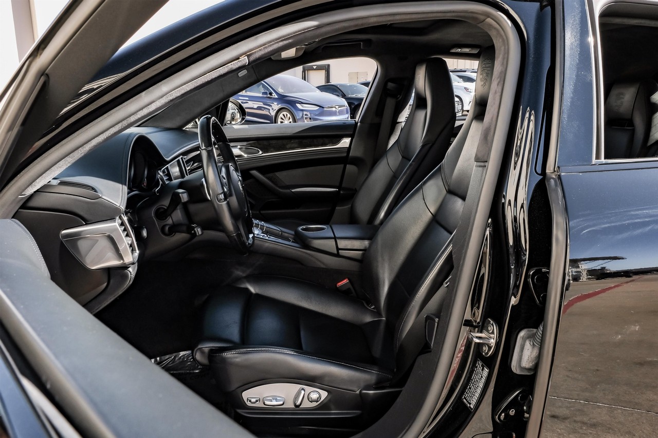 Porsche Panamera Vehicle Main Gallery Image 04
