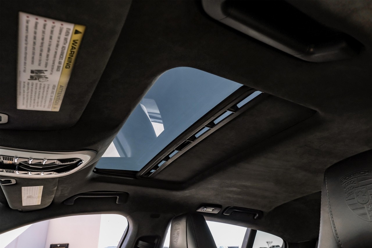 Porsche Panamera Vehicle Main Gallery Image 05