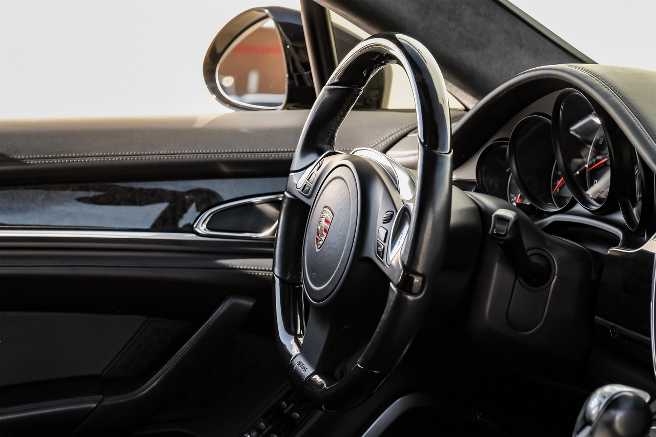 Porsche Panamera Vehicle Main Gallery Image 17