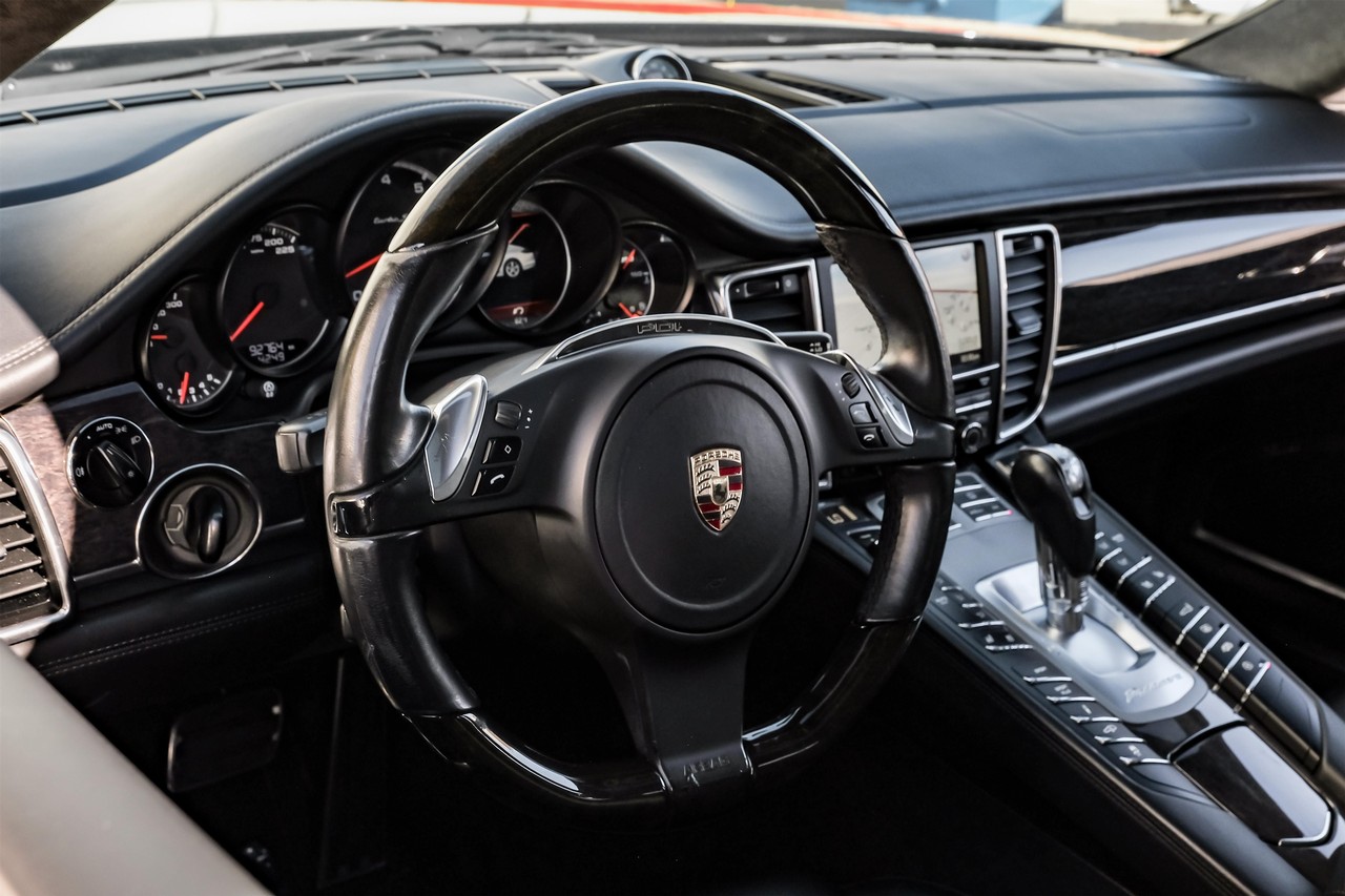 Porsche Panamera Vehicle Main Gallery Image 18