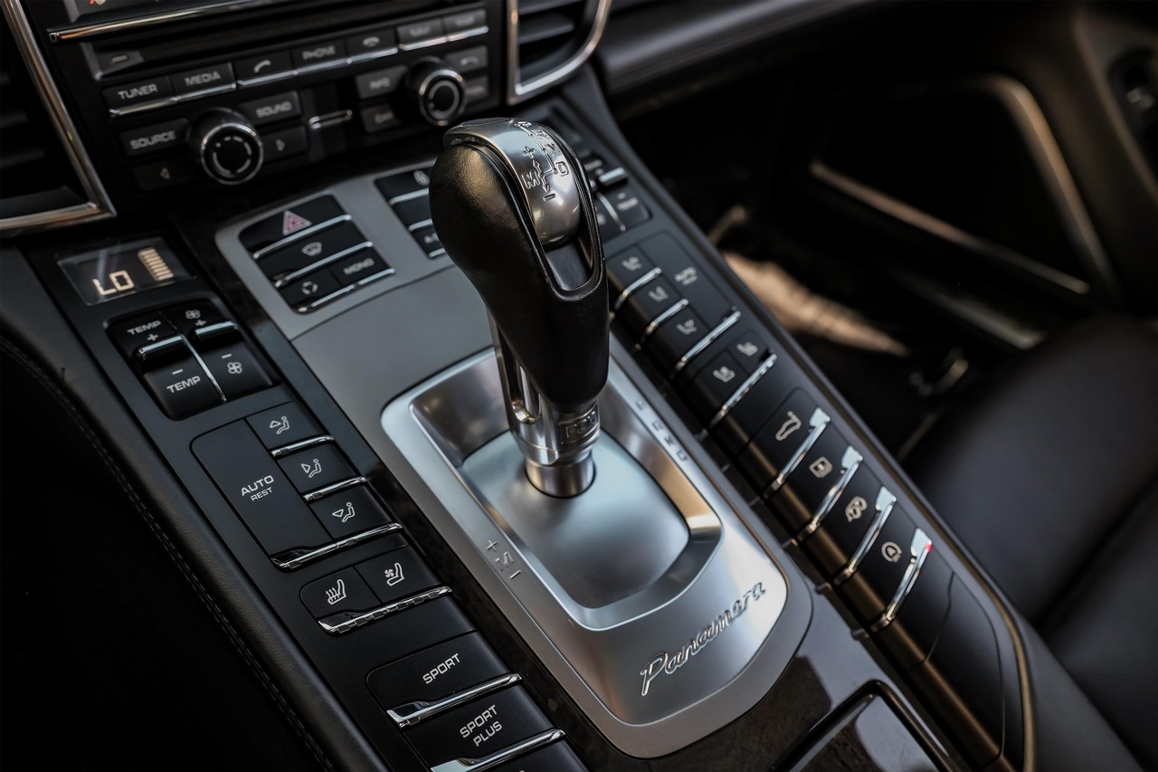 Porsche Panamera Vehicle Main Gallery Image 26