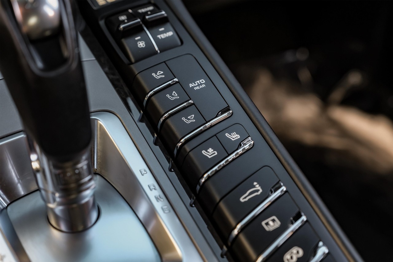 Porsche Panamera Vehicle Main Gallery Image 27