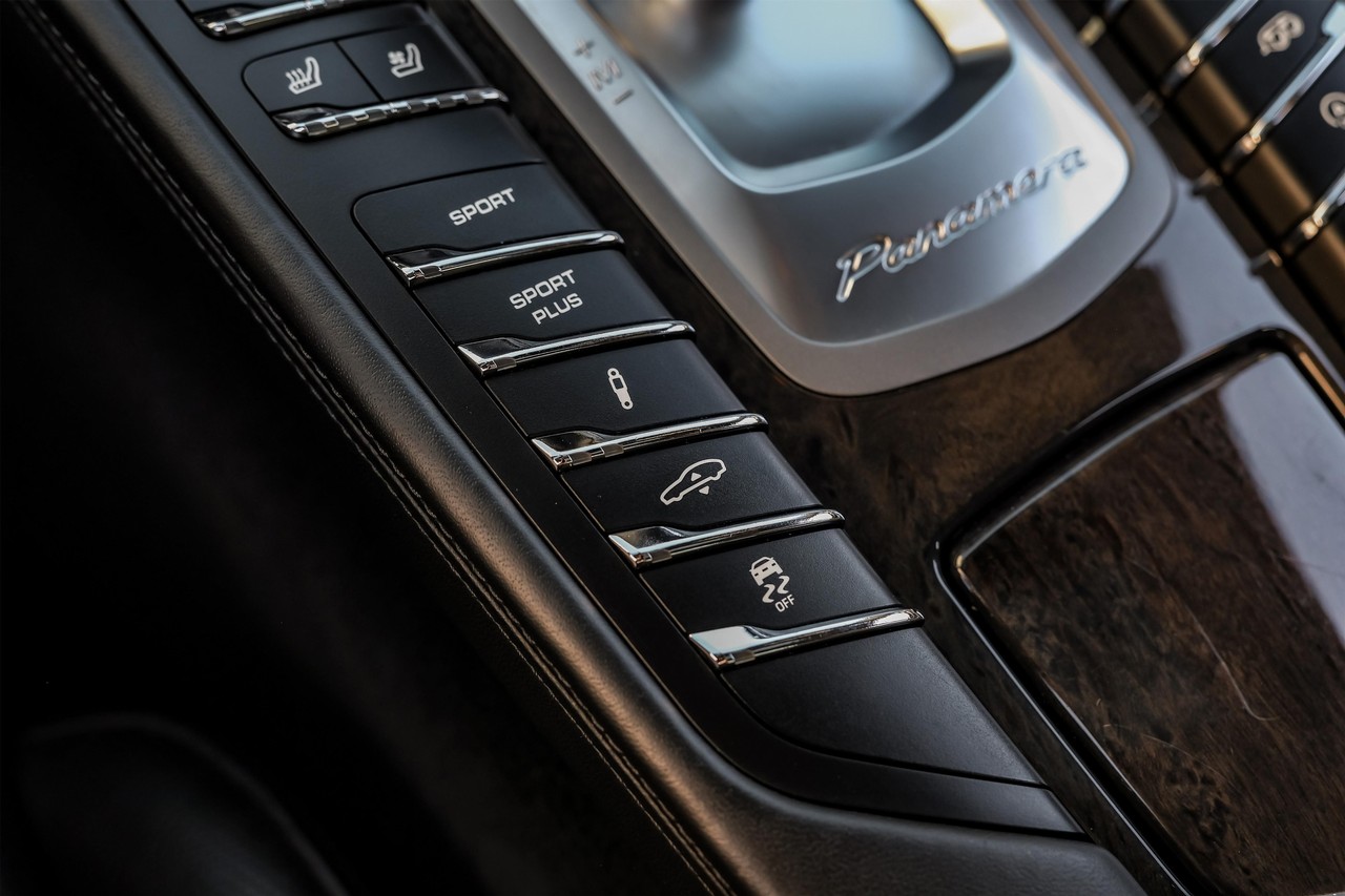 Porsche Panamera Vehicle Main Gallery Image 28