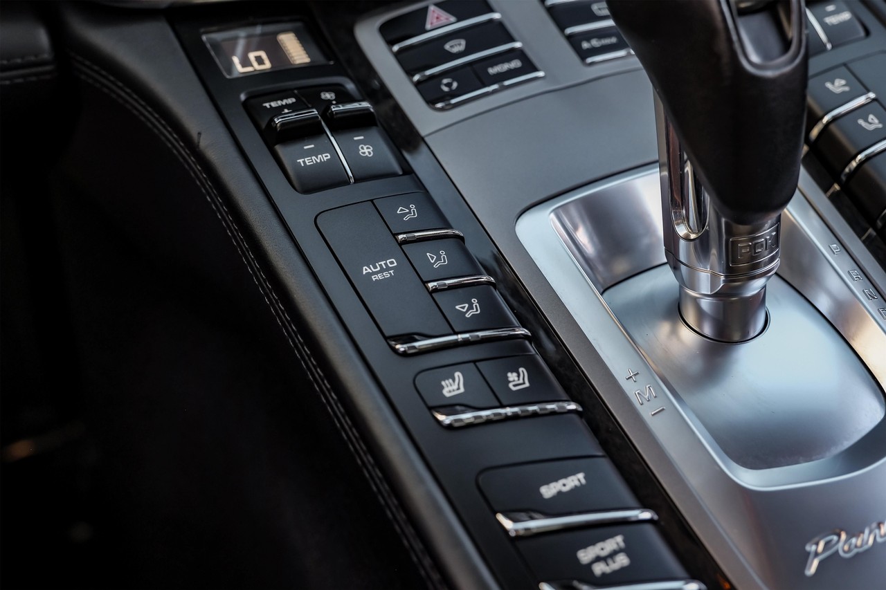 Porsche Panamera Vehicle Main Gallery Image 30