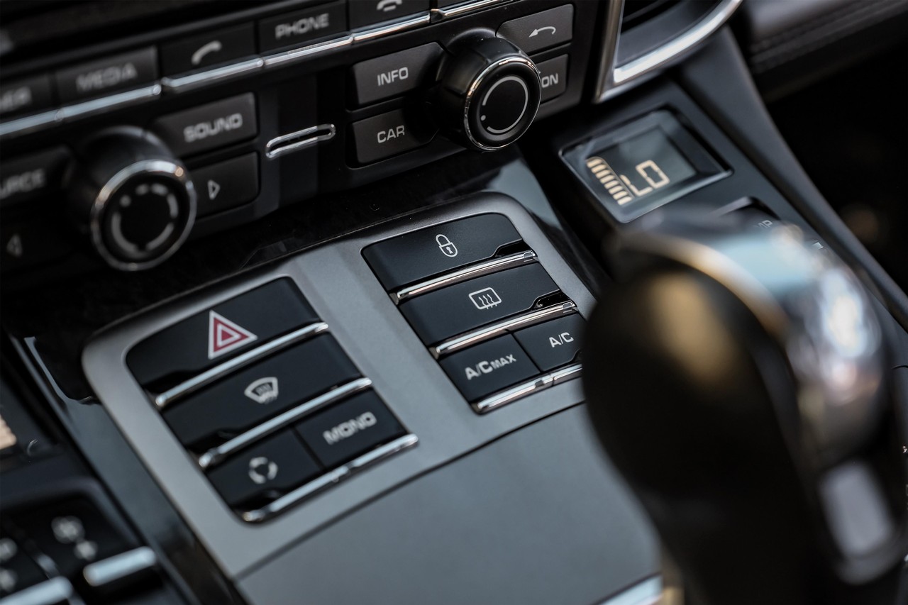 Porsche Panamera Vehicle Main Gallery Image 32