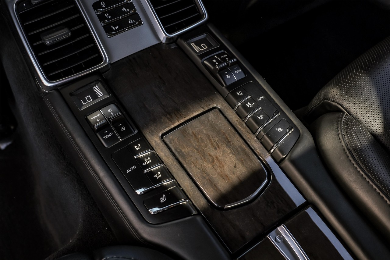 Porsche Panamera Vehicle Main Gallery Image 34