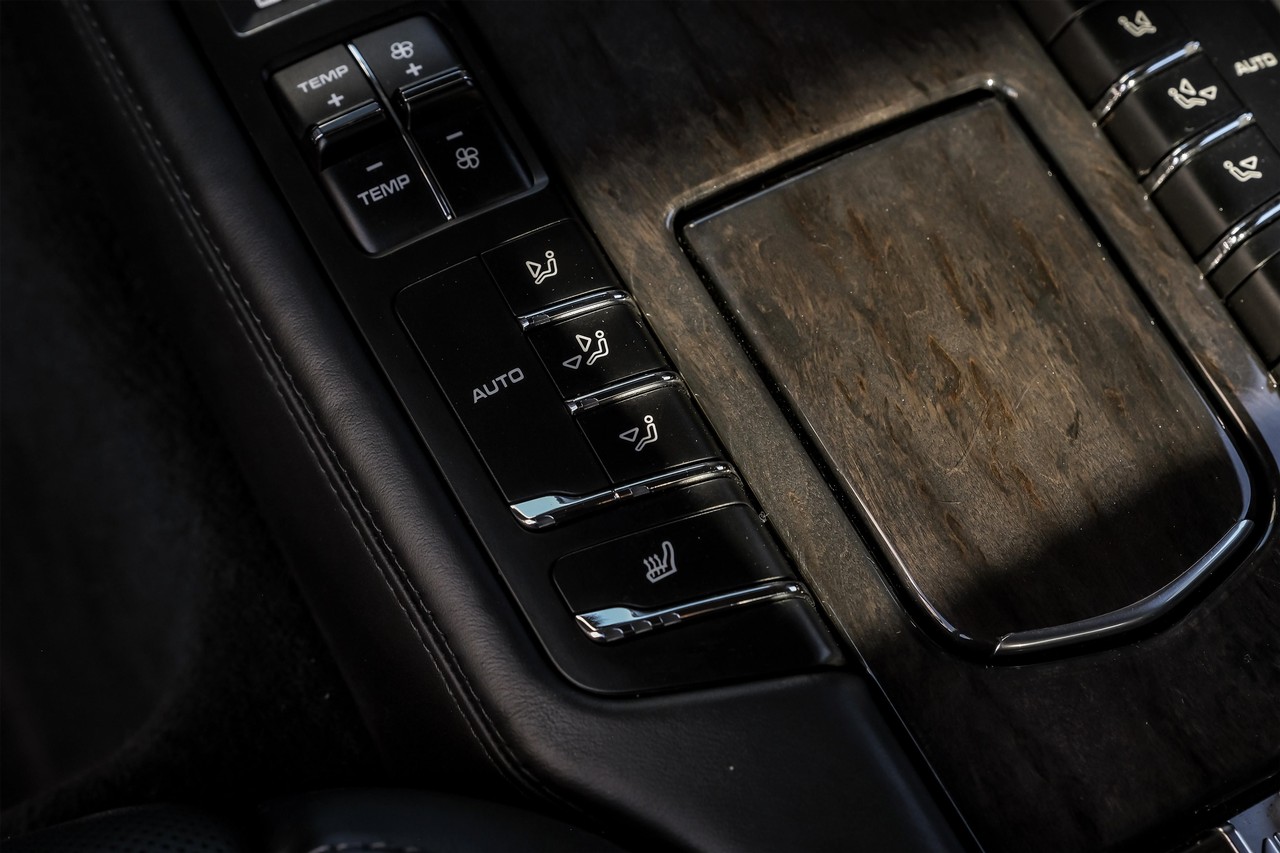 Porsche Panamera Vehicle Main Gallery Image 35