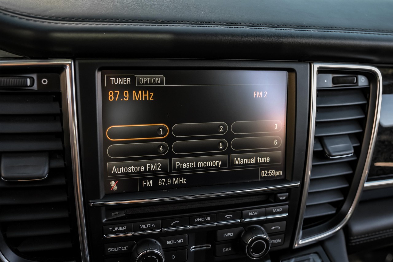 Porsche Panamera Vehicle Main Gallery Image 40