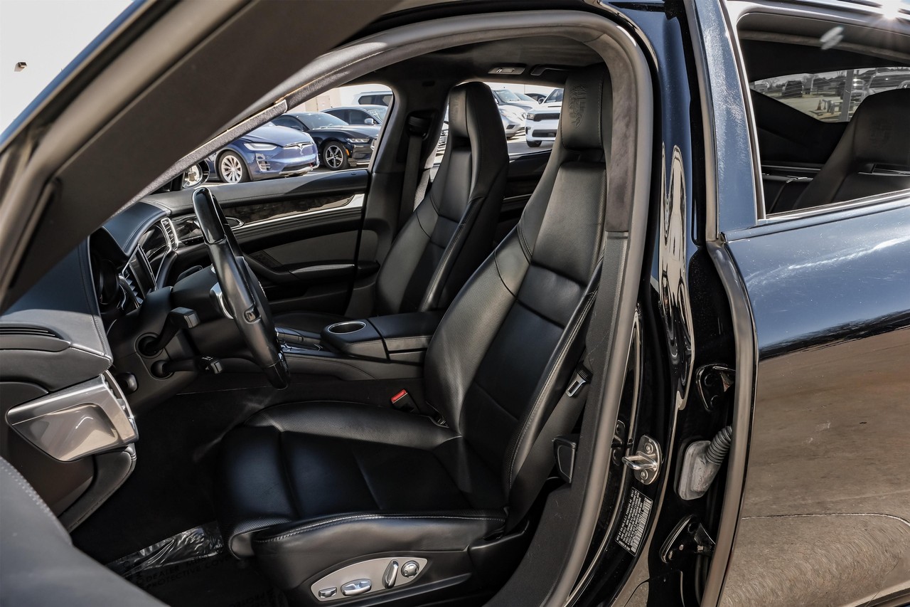 Porsche Panamera Vehicle Main Gallery Image 42