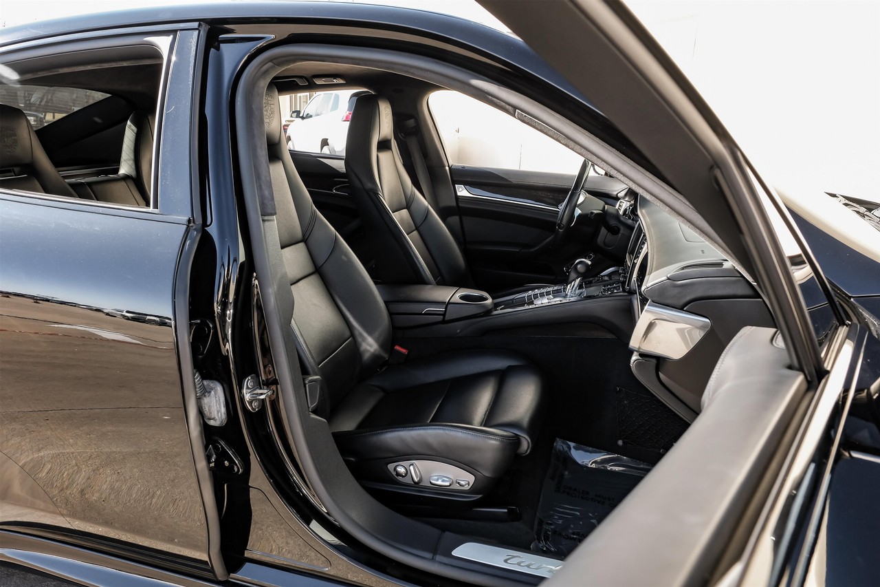 Porsche Panamera Vehicle Main Gallery Image 44
