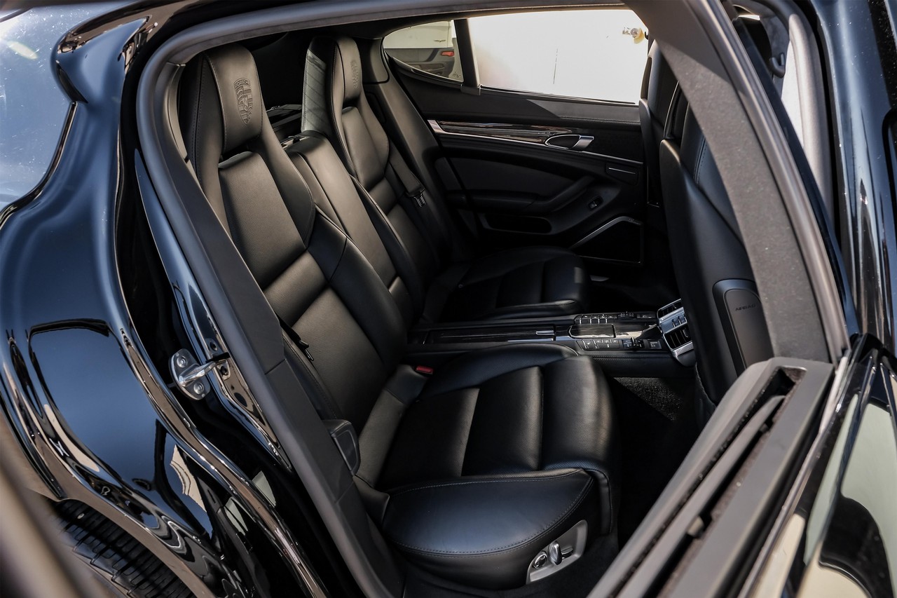 Porsche Panamera Vehicle Main Gallery Image 45