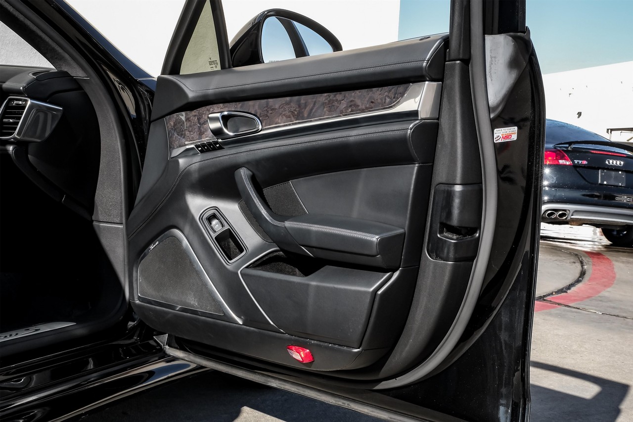 Porsche Panamera Vehicle Main Gallery Image 54