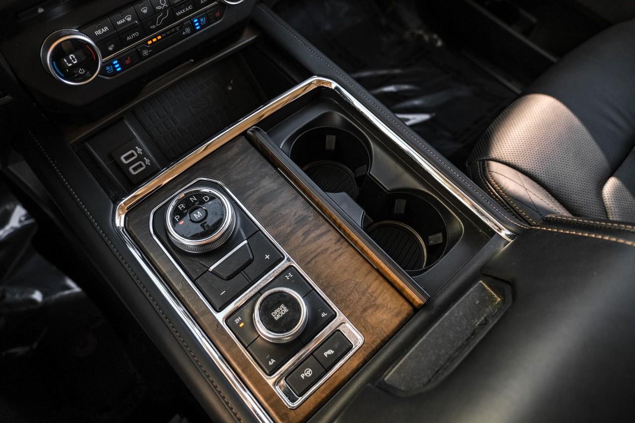 Ford Expedition Vehicle Main Gallery Image 26