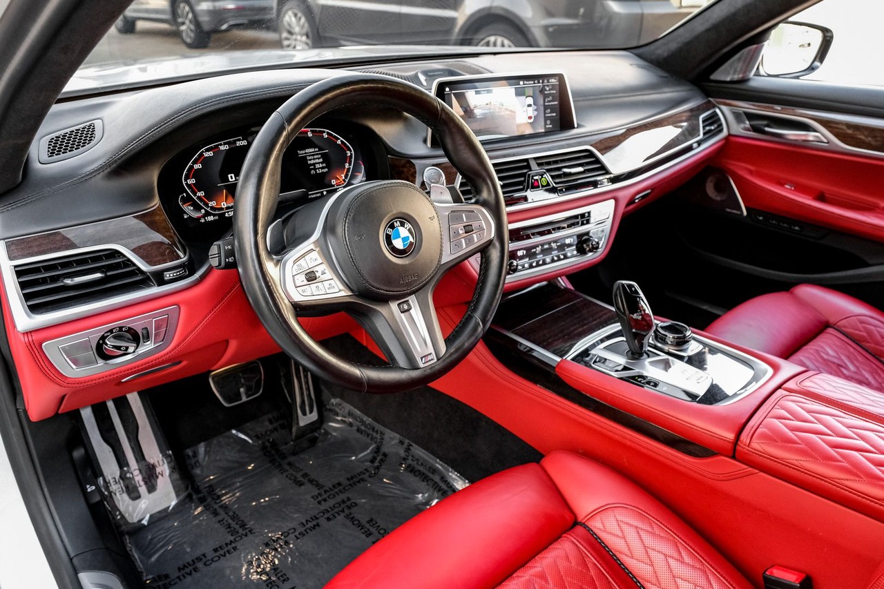 BMW M760i xDrive Vehicle Main Gallery Image 03