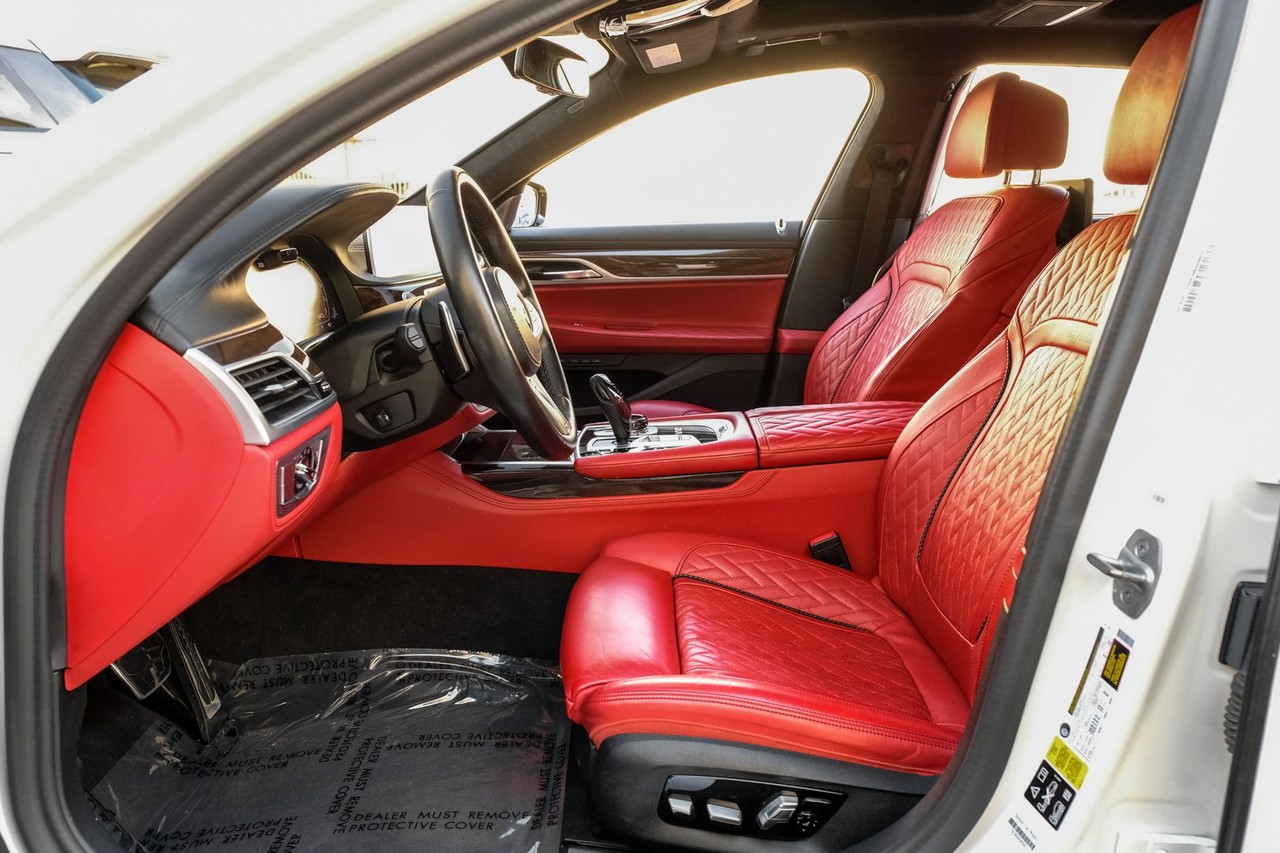 BMW M760i xDrive Vehicle Main Gallery Image 04