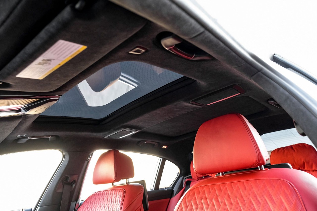 BMW M760i xDrive Vehicle Main Gallery Image 05