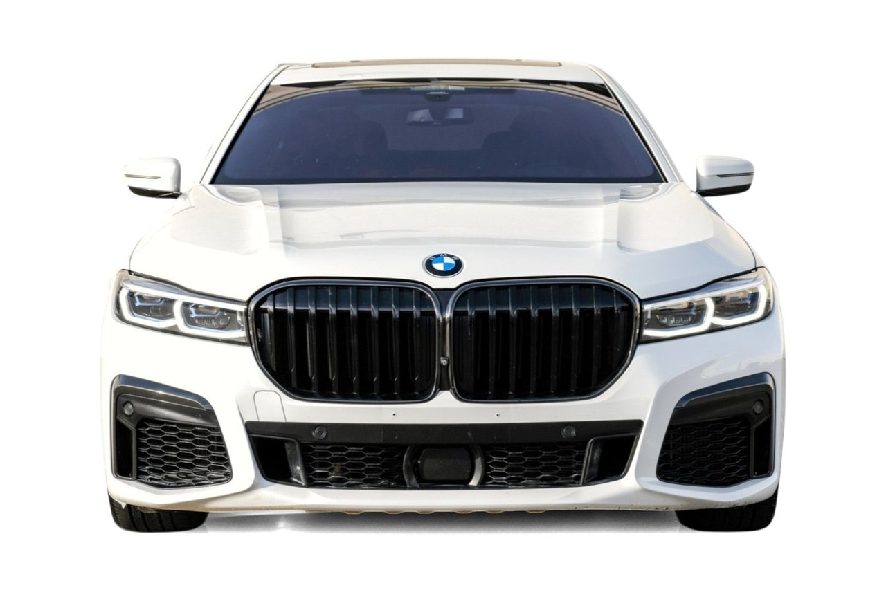 BMW M760i xDrive Vehicle Main Gallery Image 06
