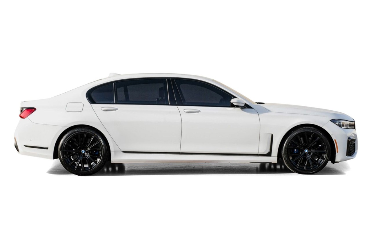 BMW M760i xDrive Vehicle Main Gallery Image 08