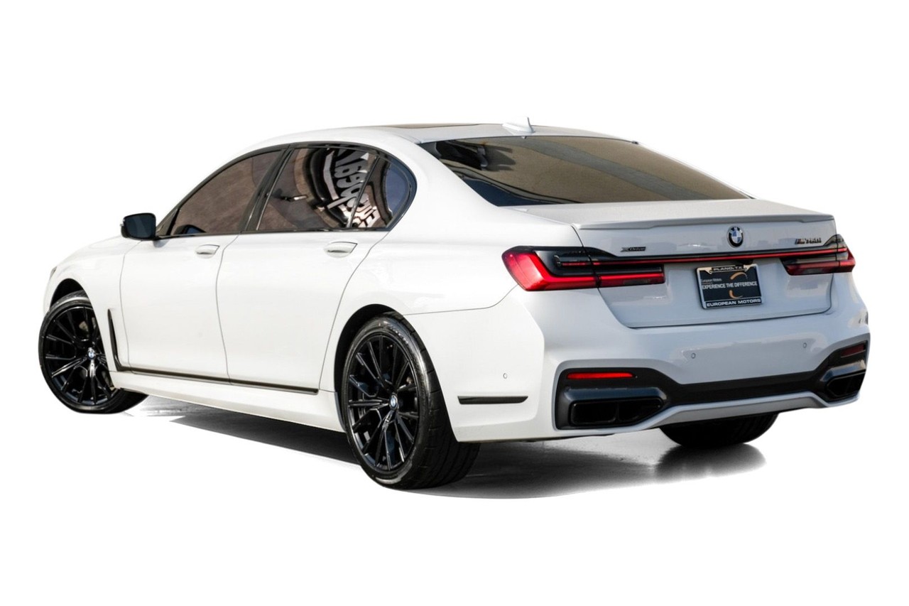 BMW M760i xDrive Vehicle Main Gallery Image 11