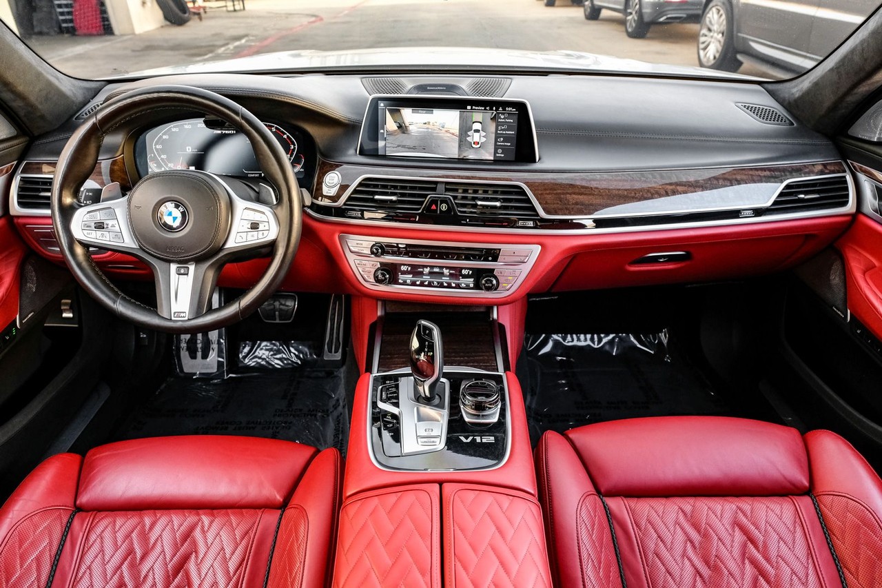 BMW M760i xDrive Vehicle Main Gallery Image 14