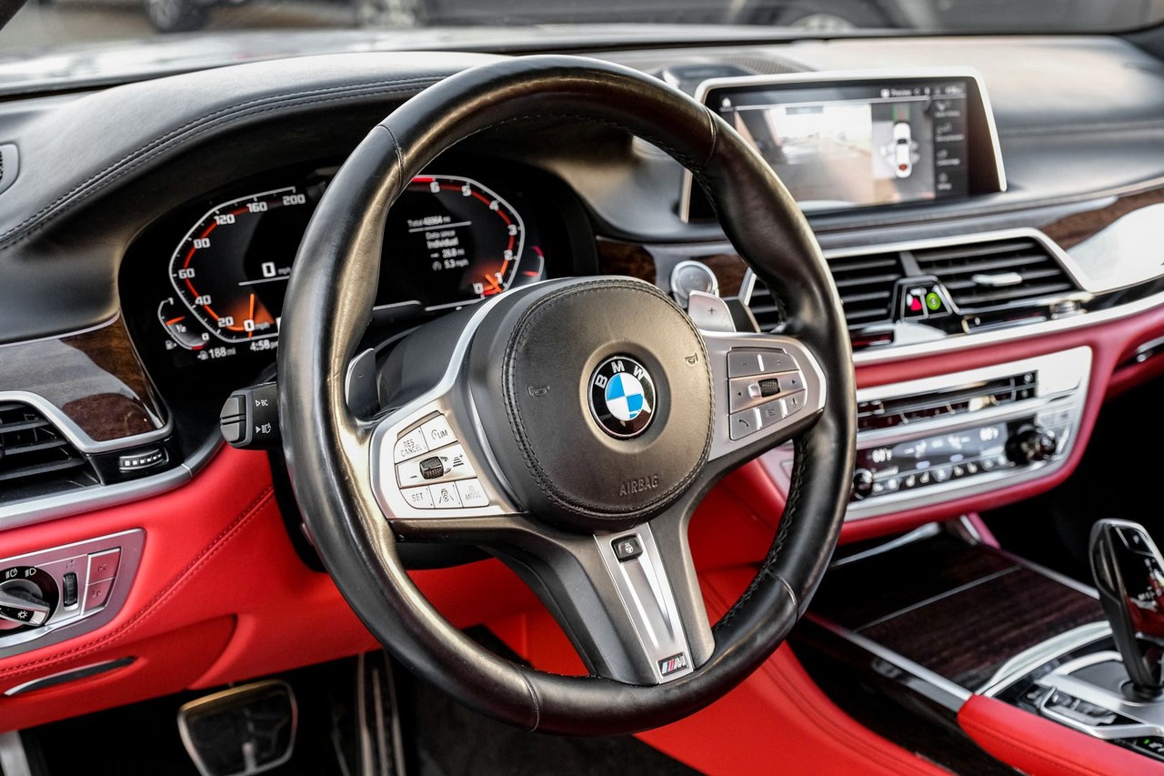 BMW M760i xDrive Vehicle Main Gallery Image 15