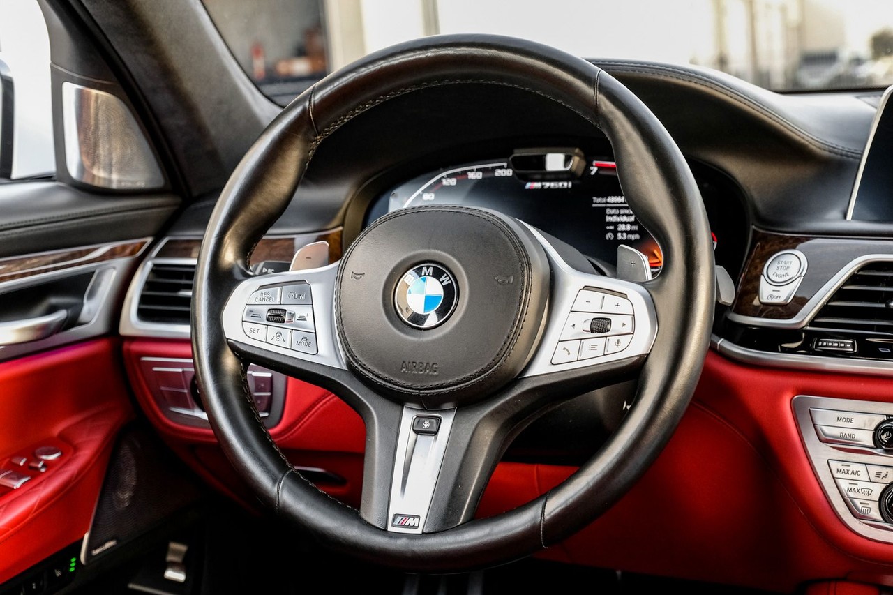 BMW M760i xDrive Vehicle Main Gallery Image 16