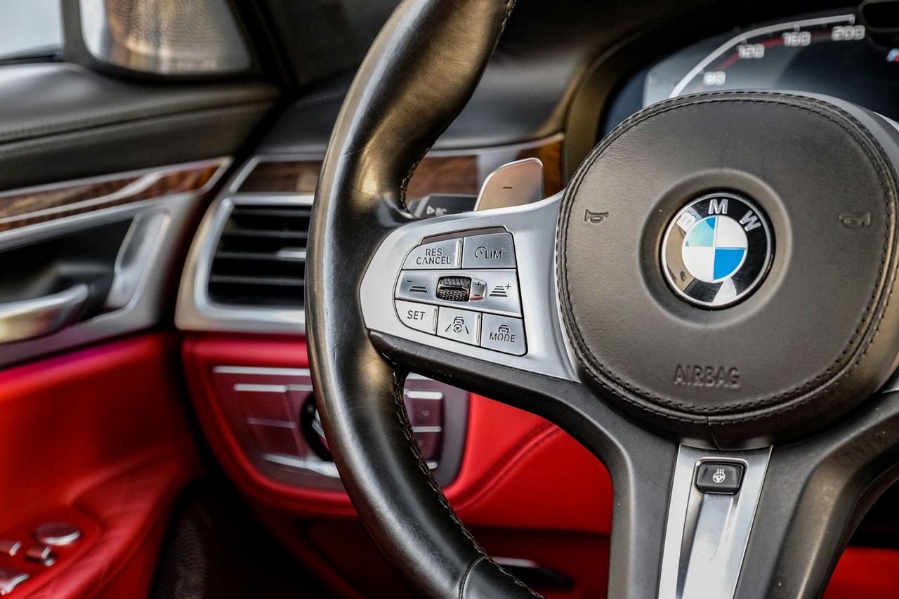 BMW M760i xDrive Vehicle Main Gallery Image 17