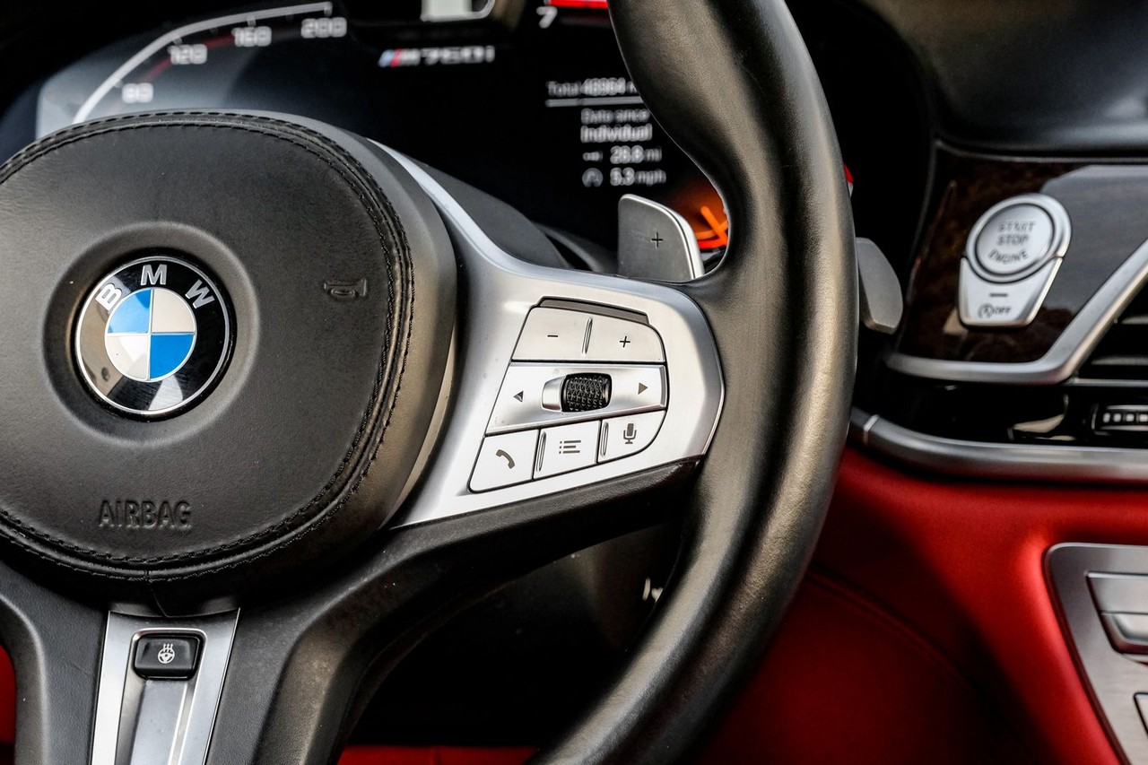 BMW M760i xDrive Vehicle Main Gallery Image 18