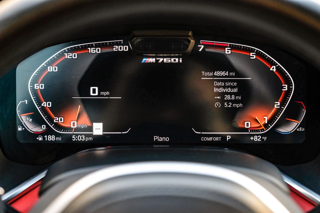 BMW M760i xDrive Vehicle Main Gallery Image 19