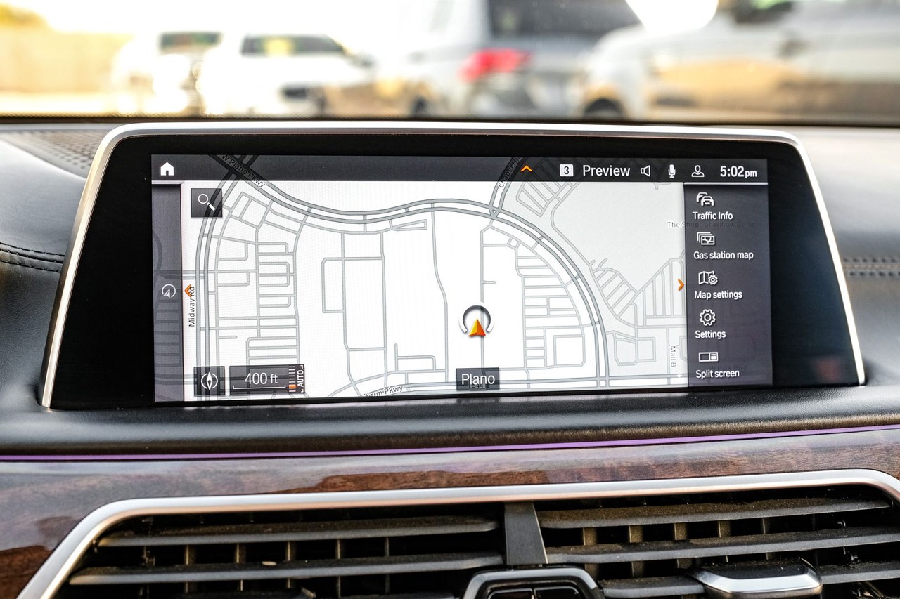 BMW M760i xDrive Vehicle Main Gallery Image 21