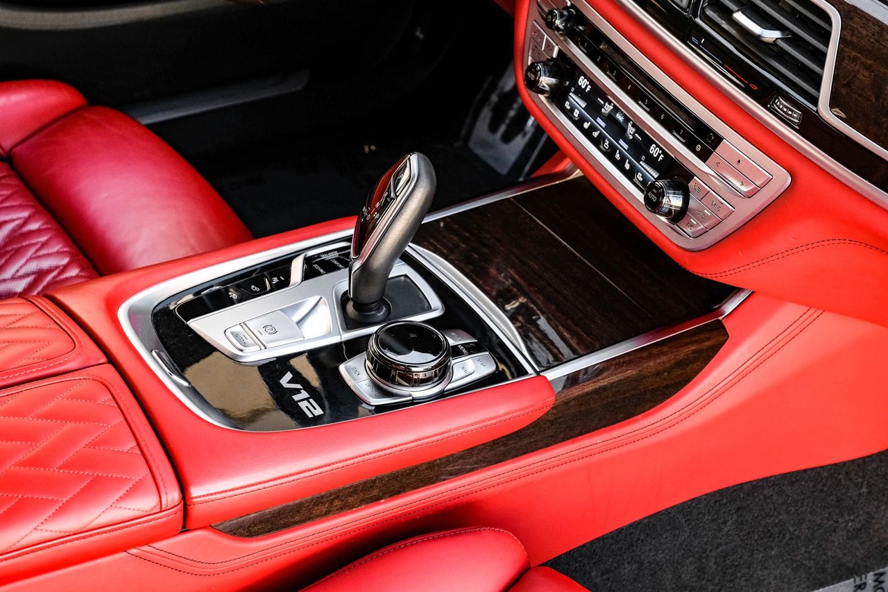 BMW M760i xDrive Vehicle Main Gallery Image 23