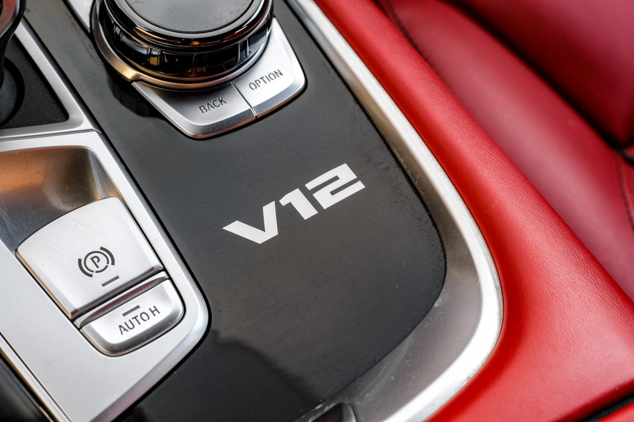 BMW M760i xDrive Vehicle Main Gallery Image 25