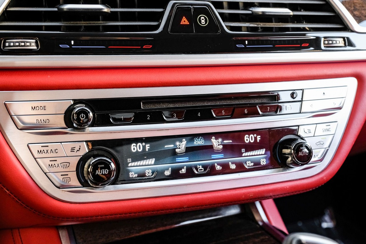 BMW M760i xDrive Vehicle Main Gallery Image 26