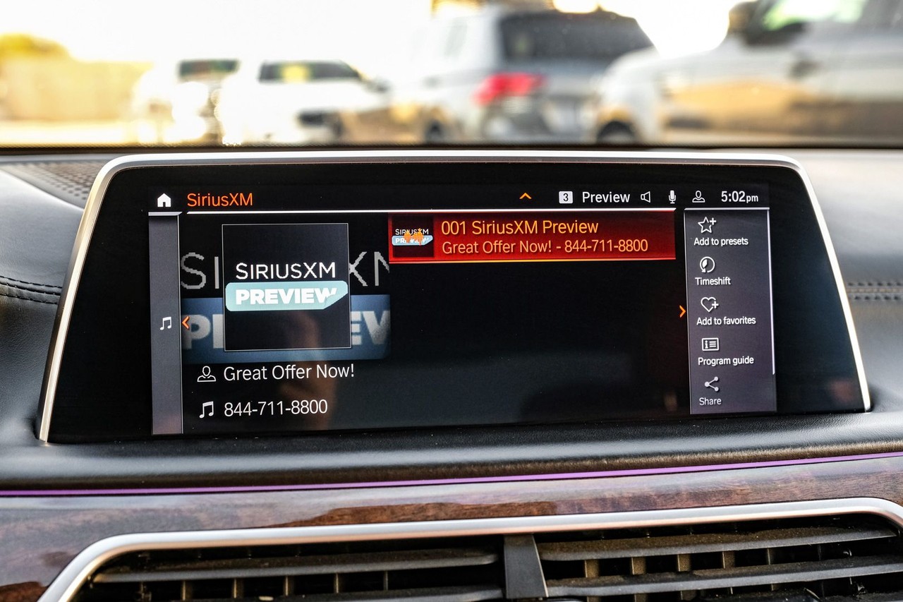 BMW M760i xDrive Vehicle Main Gallery Image 27