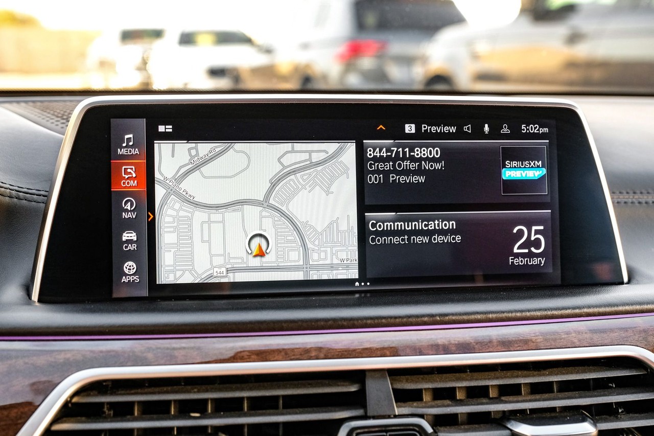 BMW M760i xDrive Vehicle Main Gallery Image 29