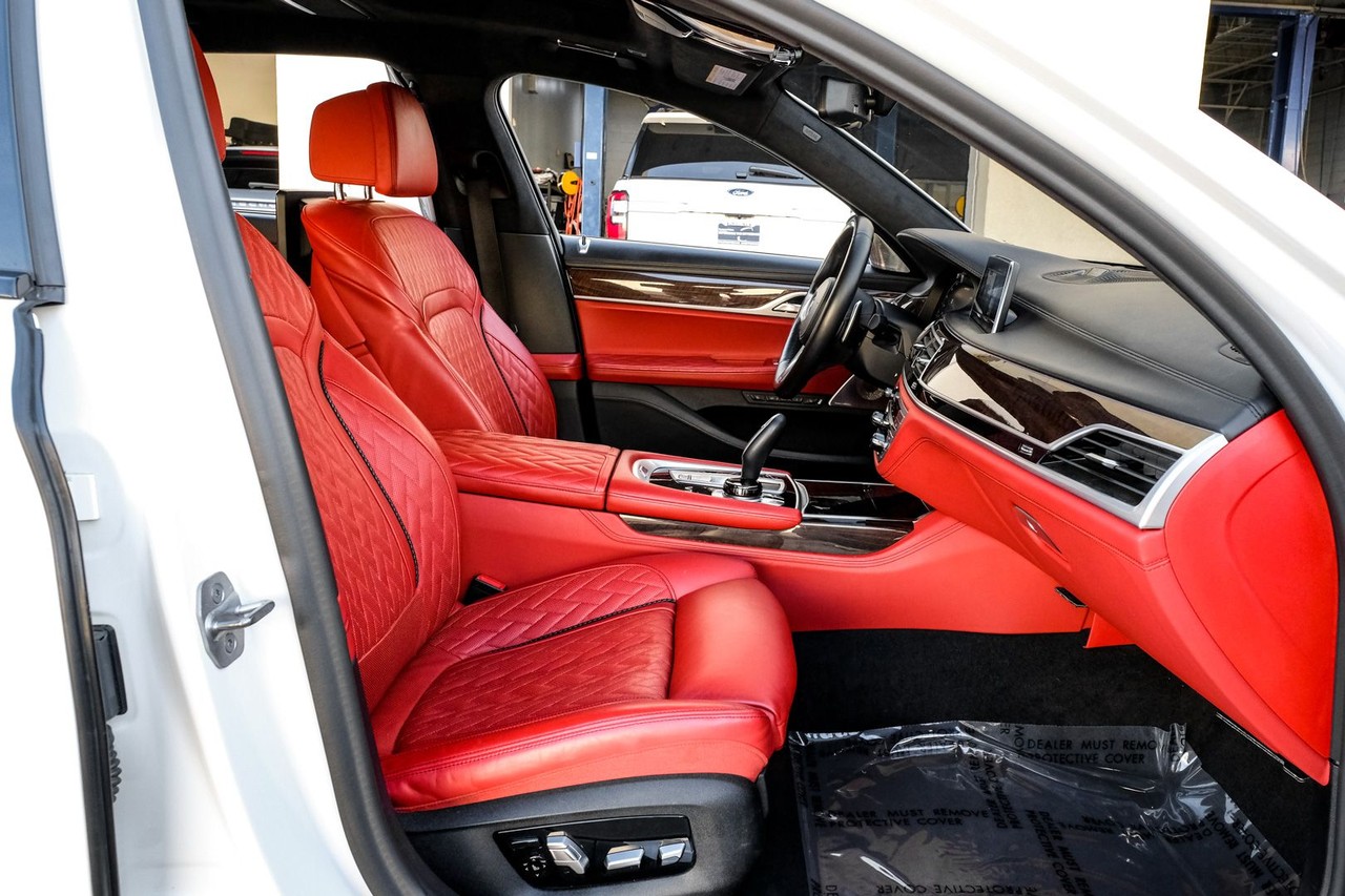 BMW M760i xDrive Vehicle Main Gallery Image 32