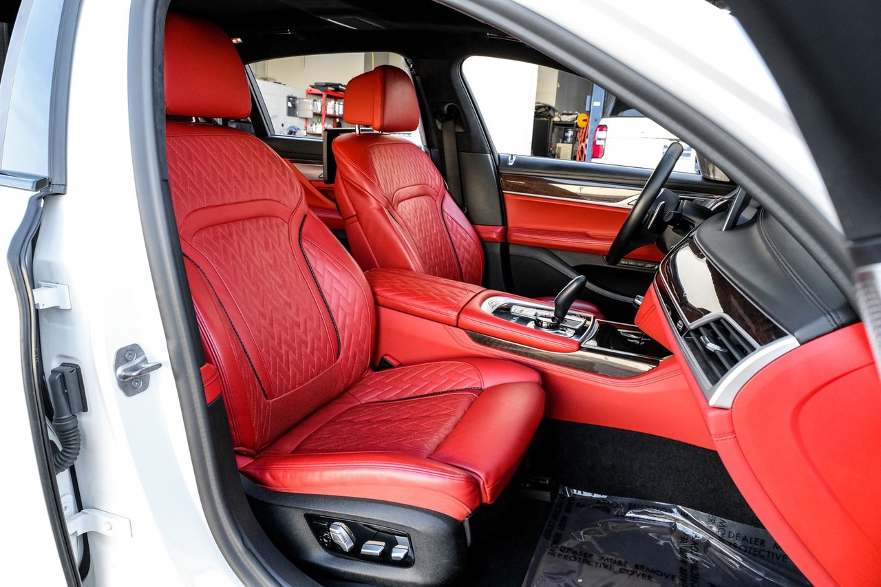 BMW M760i xDrive Vehicle Main Gallery Image 33