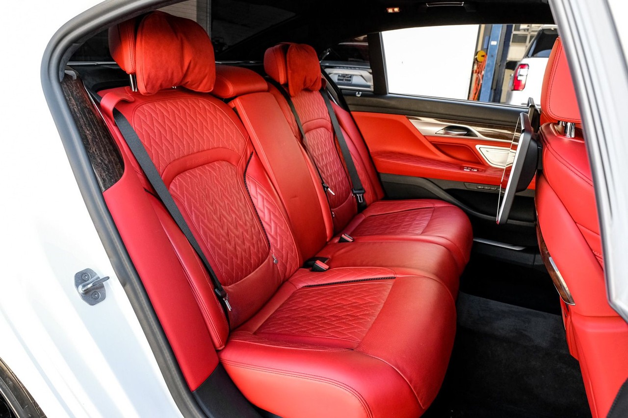 BMW M760i xDrive Vehicle Main Gallery Image 34